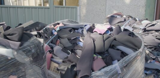 Viladecans acull un punt de recollida de vestits de surf