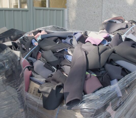 Viladecans acull un punt de recollida de vestits de surf