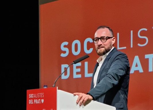 Protesta contra l’ampliació de l’aeroport en la presentació del cap de llista del PSC al Prat