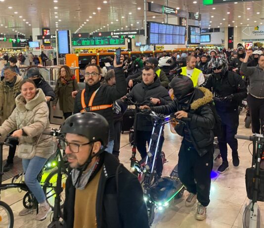 Protestes contra la prohibició de pujar patinets elèctrics al transport públic
