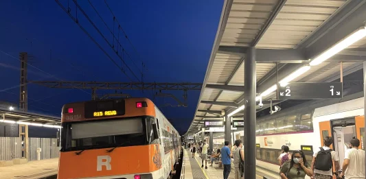 Les persones usuàries sobre el tall de l’R2 entre Barcelona i Gavà: “El problema ara és el pelegrinatge amb l’autobús”