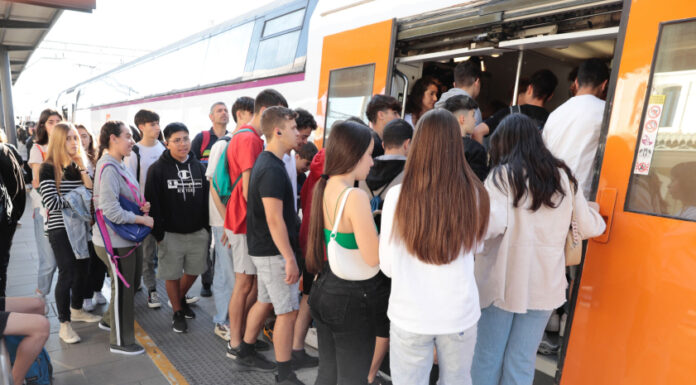 Caos a Rodalies: L’R2 Sud sembla recuperar la “normalitat” mentre organitzacions de consumidors insten els afectats a reclamar indemnitzacions