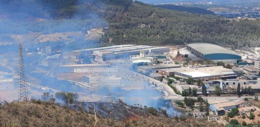 Els mitjans aeris es retiren de l’incendi forestal entre Sant Vicenç i Cervelló que ha obligat a confinar una urbanització