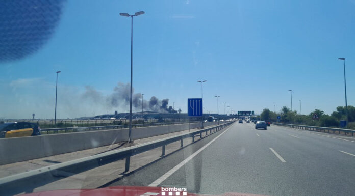 Un incendi crema un autobús sense passatgers a la T1 de l’aeroport del Prat