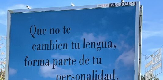 Accions de protesta contra un cartell publicitari de l’associació “Hablamos Español” situat a Sant Joan Despí