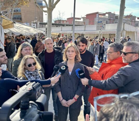 Albiach visita la Fira de la Candelera i declara no veure malament portar aigua dessalinitzada des de Sagunt, si és “un fet excepcional i en una situació desesperada”
