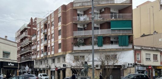 Suspeses durant un any les tramitacions de llicències de locals de restauració i oci al centre de Castelldefels