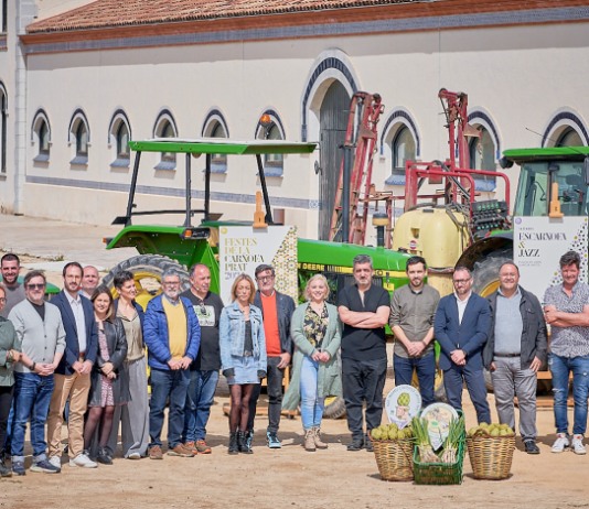 Tractors per reivindicar el paper de la pagesia del Parc Agrari del Baix Llobregat, en la presentació de les Festes de la Carxofa Prat