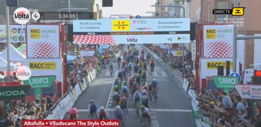 La jove promesa del ciclisme, Axel Laurance, brilla a Viladecans, que va acollir per primera vegada un final d’etapa de La Volta ciclista a Catalunya