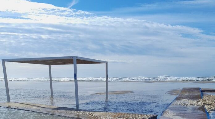 Els temporals de Setmana Santa deixen les platges del Baix Llobregat en fragilitat màxima: fins a 25 metres menys d’amplada i equipaments malmesos