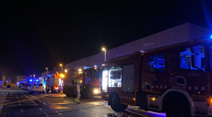 Els Bombers treballen en l’extinció d’un incendi a una nau industrial de Sant Joan Despí