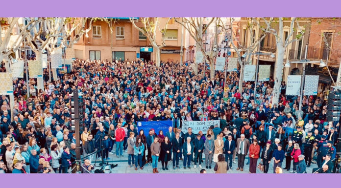 El Prat omple la plaça de la Vila en rebuig al triple crim masclista