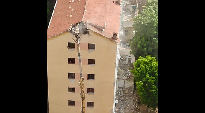 Dilluns 26 d’agost van començar les obres d’enderroc de l’edifici “El Barco” d’Esplugues