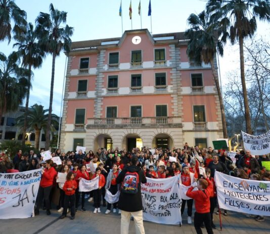 L’Ajuntament de Castelldefels dona el seu suport a la comunitat educativa del Col·legi Sant Ferran