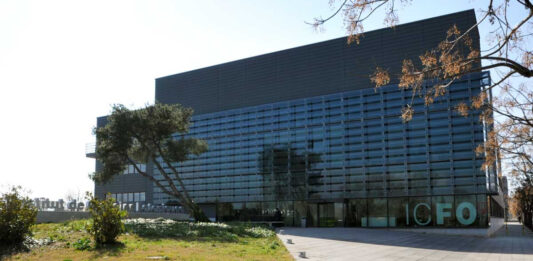 L’ICFO de Castelldefels incorpora un laboratori pioner a Europa per desenvolupar xips fotònics d’última generació