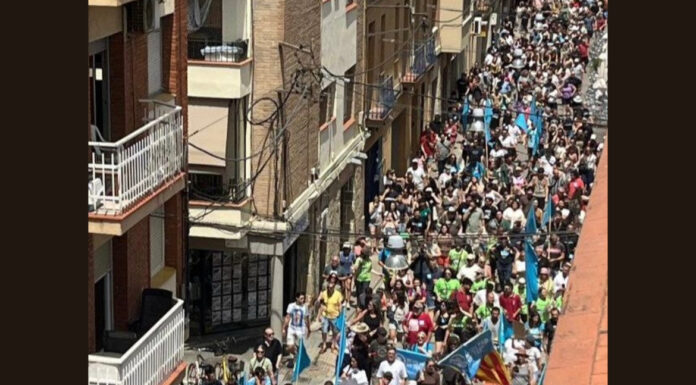 Gran mobilització al Prat: més de mil veïns i veïnes protesten contra l’ampliació de l’aeroport