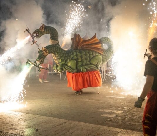 La ciutadania de Castelldefels omple els carrers i gaudeix de la Festa Major malgrat l’onada de calor
