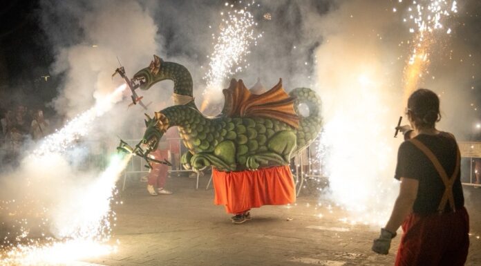 La ciutadania de Castelldefels omple els carrers i gaudeix de la Festa Major malgrat l’onada de calor