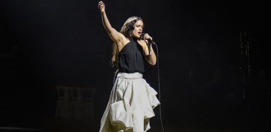 Barcelona vibra amb el concert-manifest per Palestina amb una sorpresa de luxe de Rosalía
