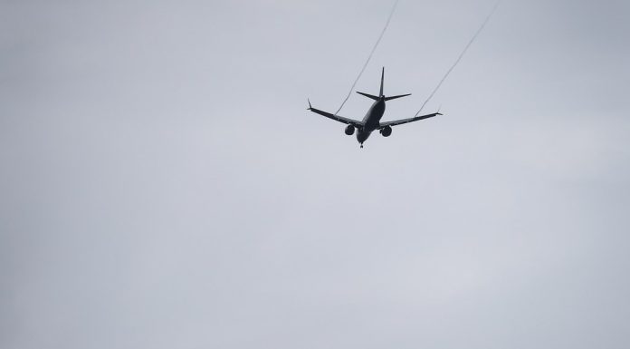 Castelldefels torna a protestar pels sobrevols nocturns que afecten el descans dels veïns i veïnes