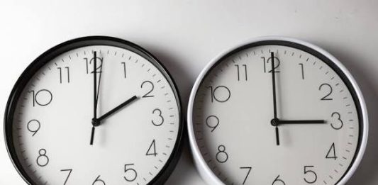 El canvi d’hora torna aquesta matinada mentre Europa manté el debat obert sobre la seva eliminació