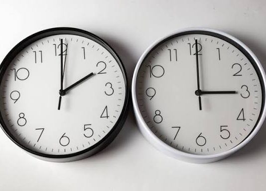 El canvi d’hora torna aquesta matinada mentre Europa manté el debat obert sobre la seva eliminació