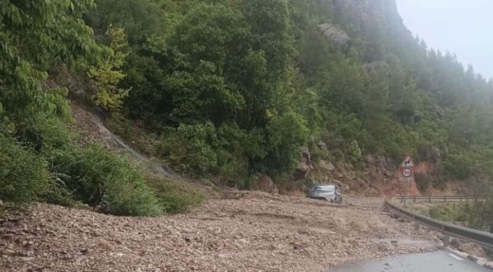 Dos vehicles atrapats per una esllavissada entre Collbató i l’Aeri de Montserrat