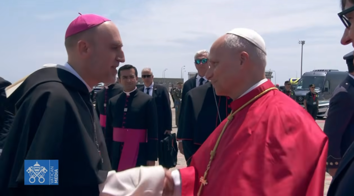 El bisbe de Sant Feliu rep el papa Lleó XIV a l’aeroport del Prat en l’inici de la seva visita a Catalunya