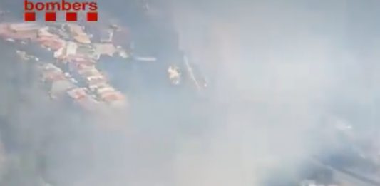 L’incendi forestal de Cervelló obliga a confinar dues urbanitzacions mentre els Bombers treballen per estabilitzar el foc