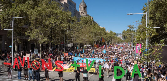 Milers de veus criden contra l’ampliació de l’aeroport del Prat