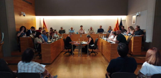 L’Ajuntament del Prat referma la seva negativa a l’ampliació de l’aeroport. PSC i Vox contra el posicionament majoritari